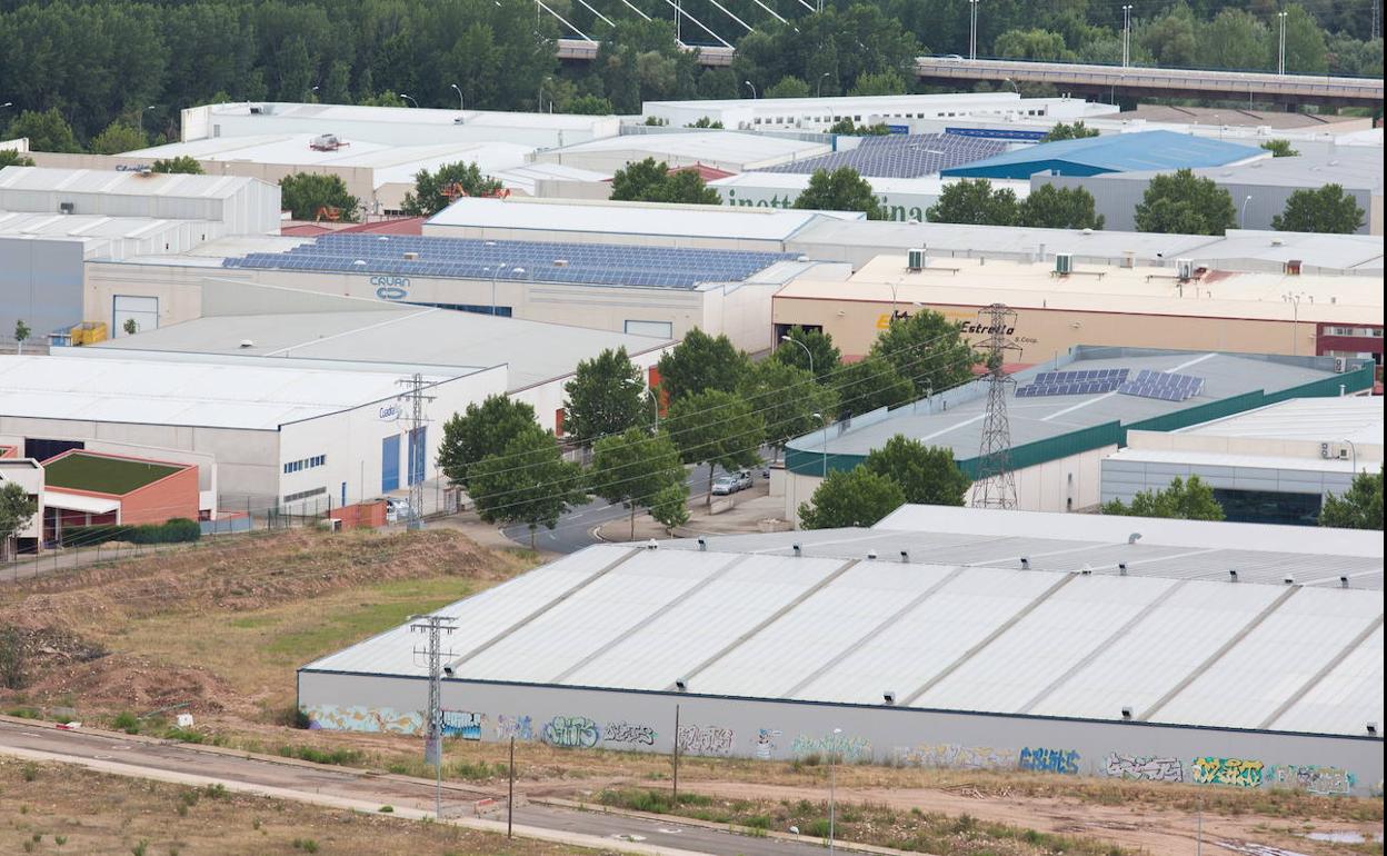 Herido al colisionar el vehículo que conducía y un camión en el Polígono industrial La Portalada