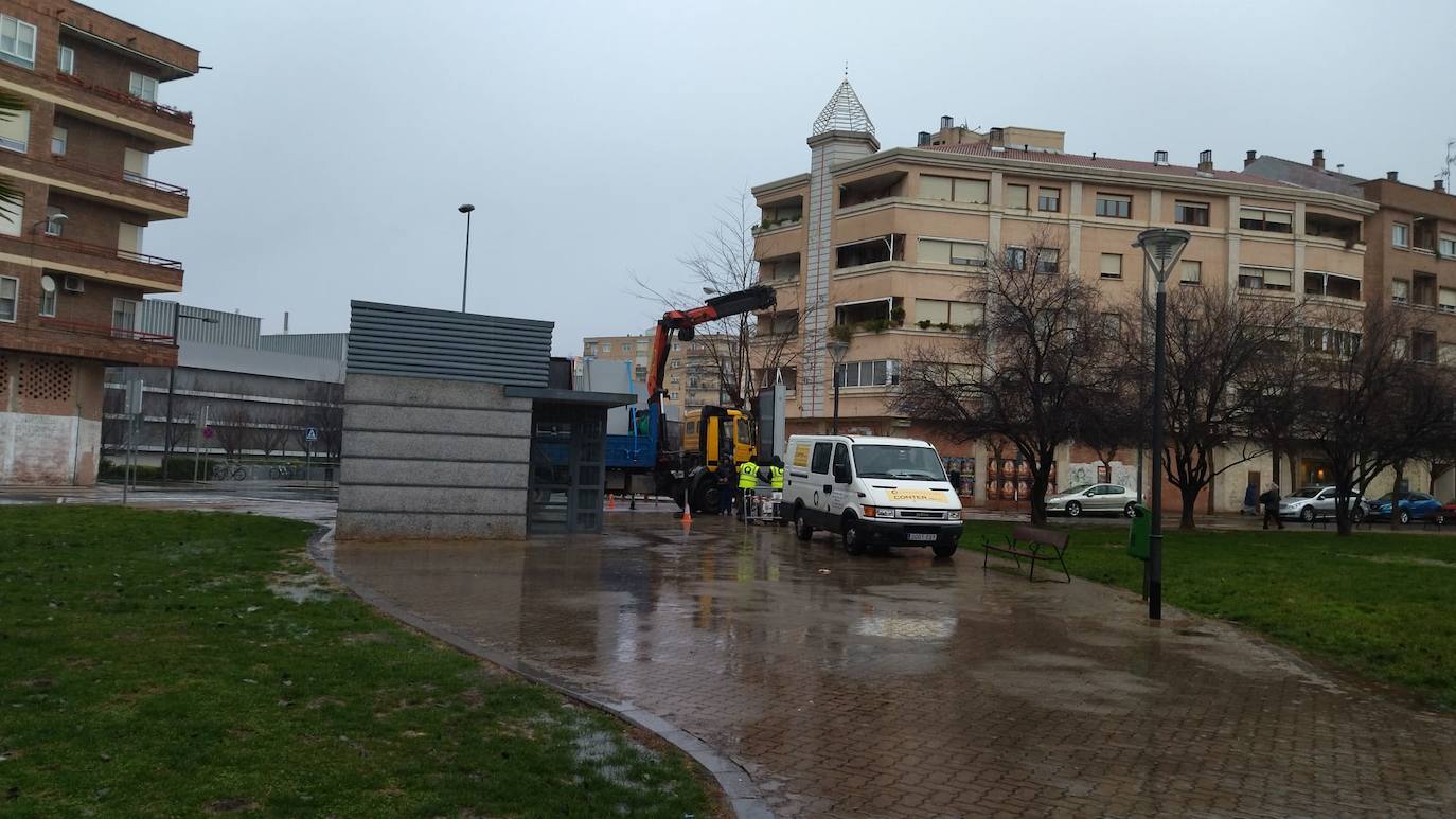 Imagen secundaria 1 - Instalación de las pantallas y visita a una de ellas del alcalde. 