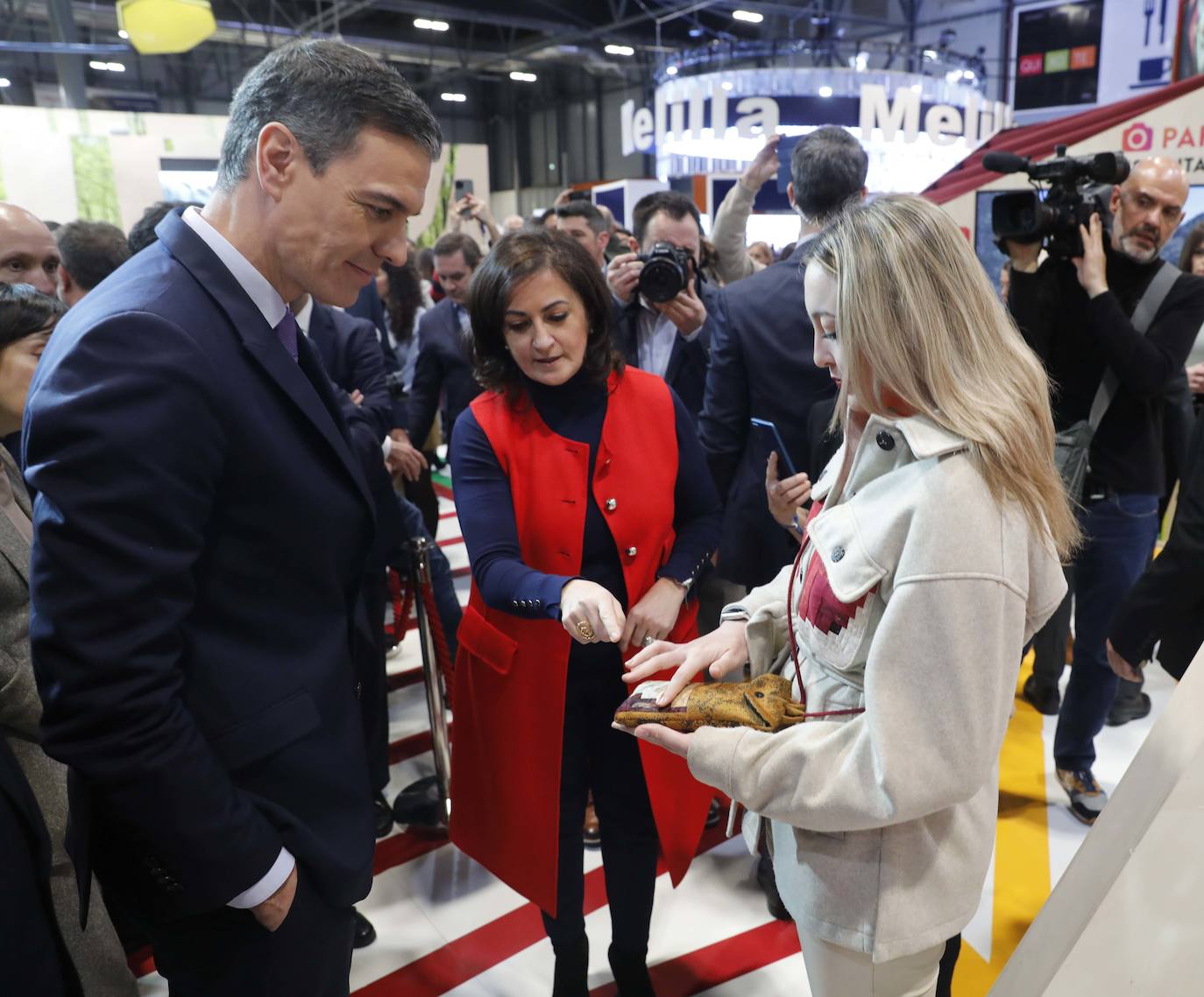 Imagen secundaria 1 - Tres momentos de la visita de Sánchez al pabellón riojano en Fitur. 