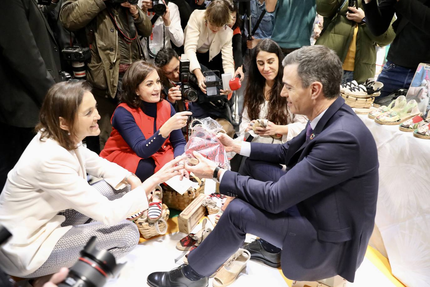 Sánchez, junto a Reyes Maroto y Andreu, conoce las alpargatas de la cerverana Saray.