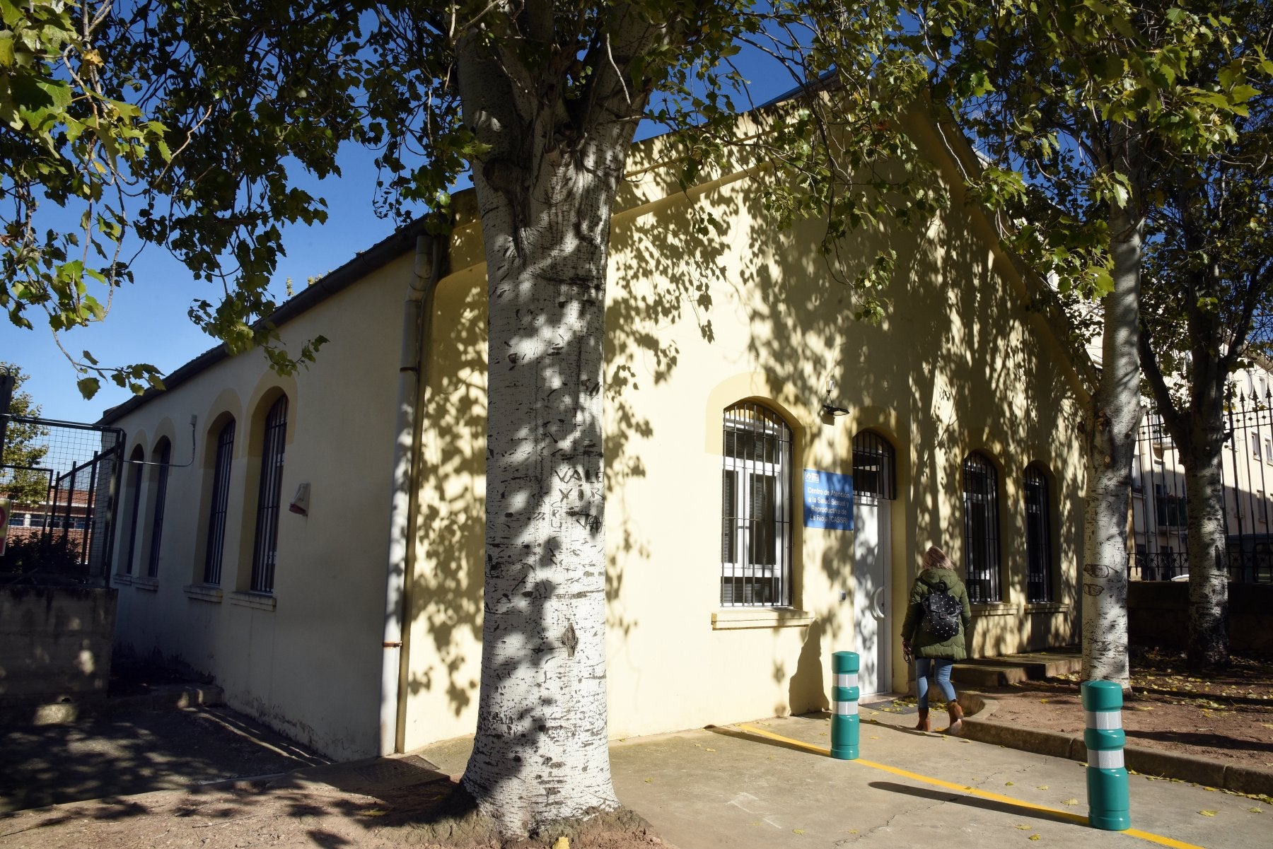 Una paciente entra al Centro de Atención a la Salud Sexual. 