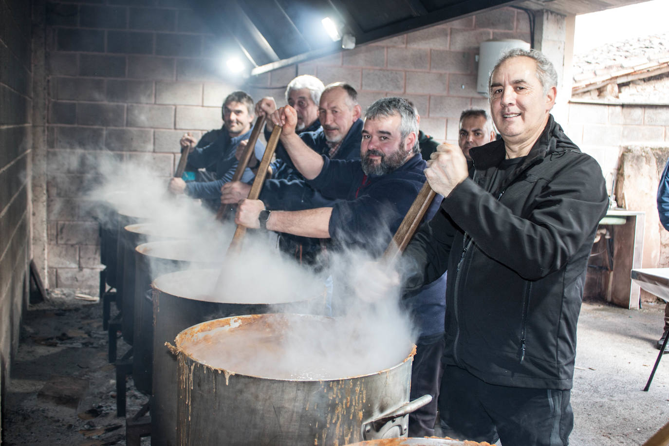 Fotos: Reparto de habas en Ojacastro por San Antón