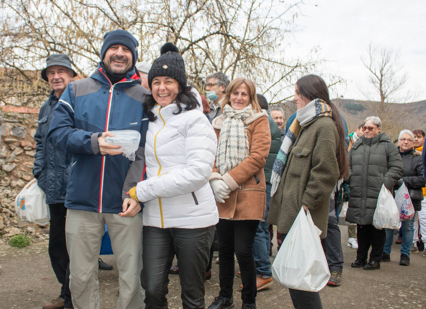 Fotos: Reparto de habas en Ojacastro por San Antón
