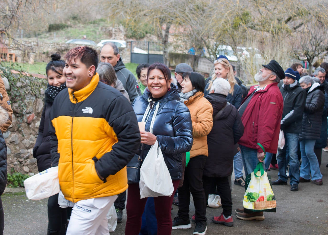 Fotos: Reparto de habas en Ojacastro por San Antón
