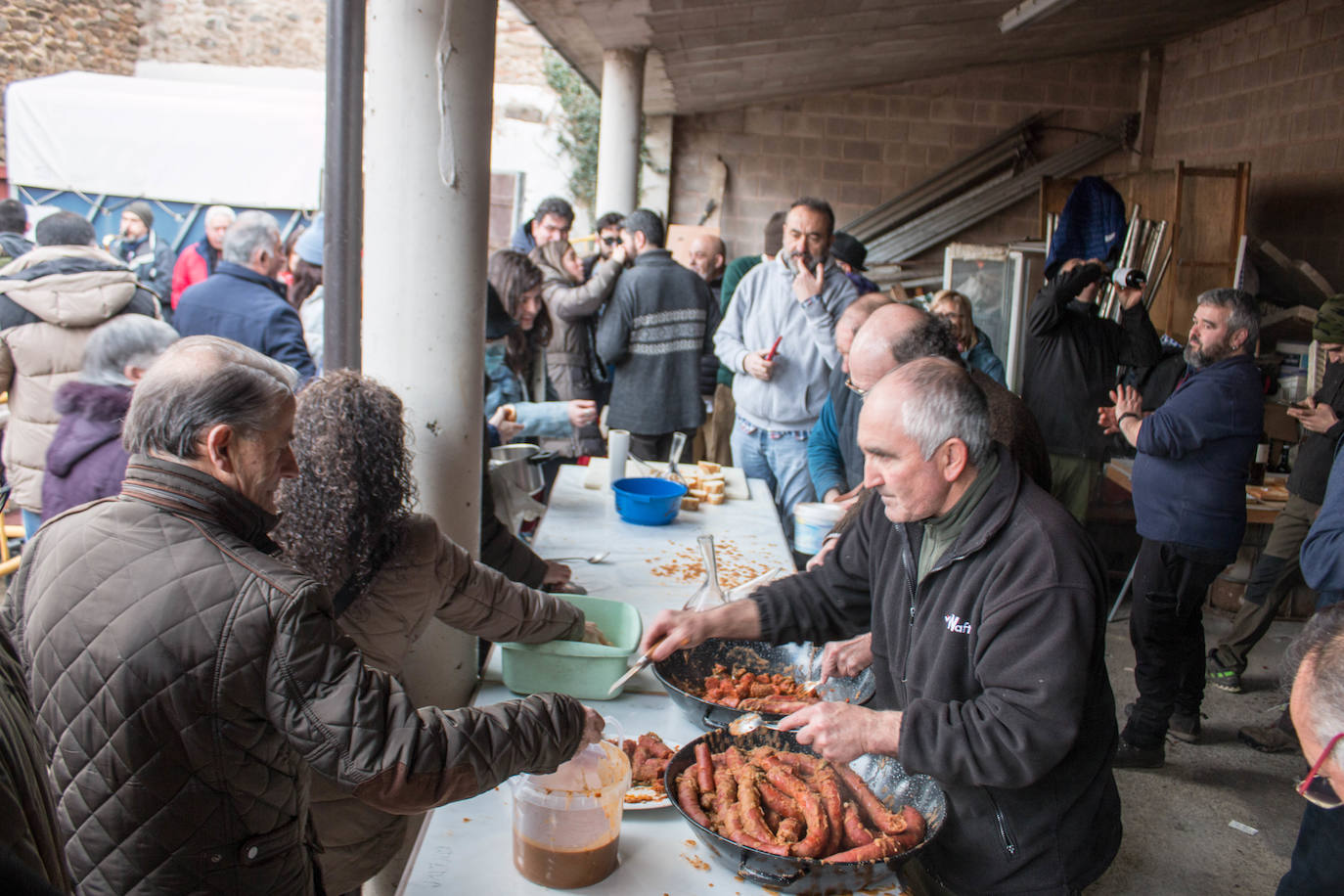 Fotos: Reparto de habas en Ojacastro por San Antón