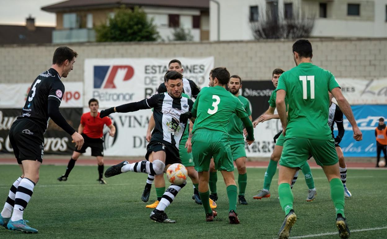 Iván Arana se dispone a patear el balón en uno de los goles jarreros de la tarde. 