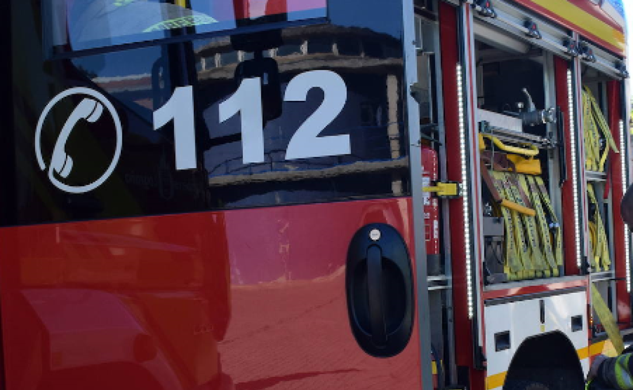 Los Bomberos de Logroño sofocan un incendio producido de madrugada en un vehículo en Villamediana