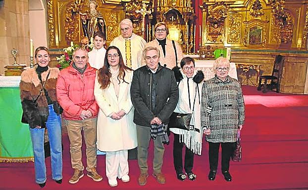 Autoridades, miembros de la cofradía, el párroco y el monaguillo. 