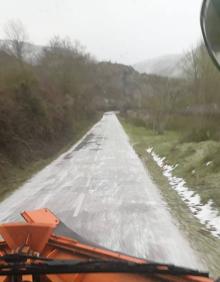 Imagen secundaria 2 - A la izquierda, el puerto de Sancho Leza. A la derecha, Ventrosa, esta mañana. 