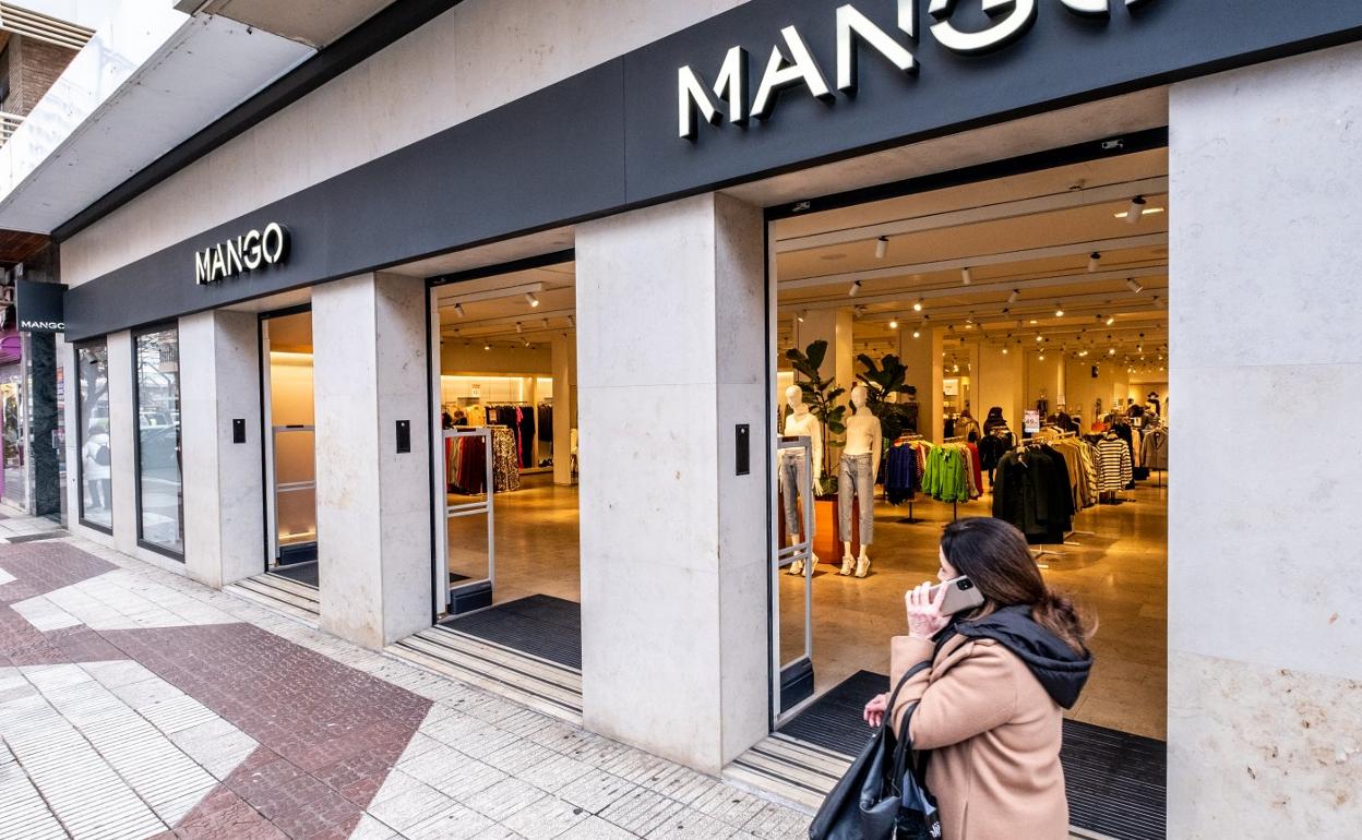Una de las tiendas logroñesas de moda que, a pesar de que sigue con las puertas abiertas, está a la espera de que acudan a modificarle el acceso con un sistema de cierre automático. 