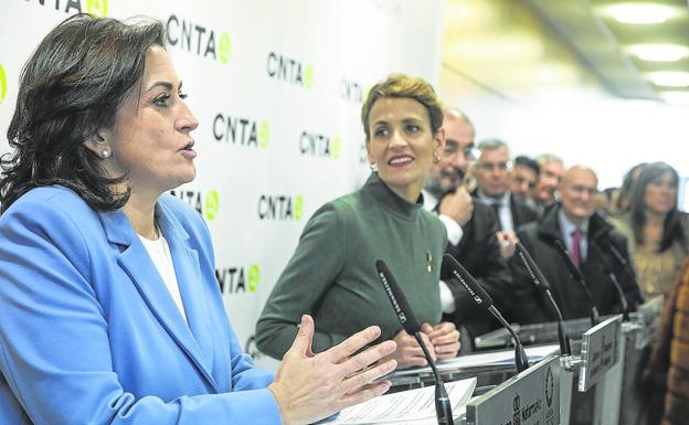 Andreu comparece ante los periodistas junto a María Chivite y Javier Lambán. 