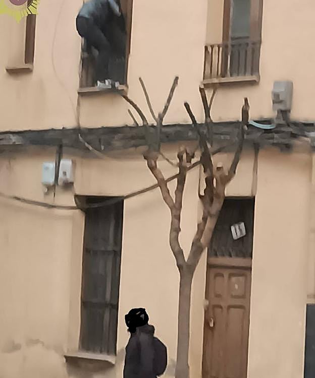 Las dos personas implicadas, durante el asalto. 