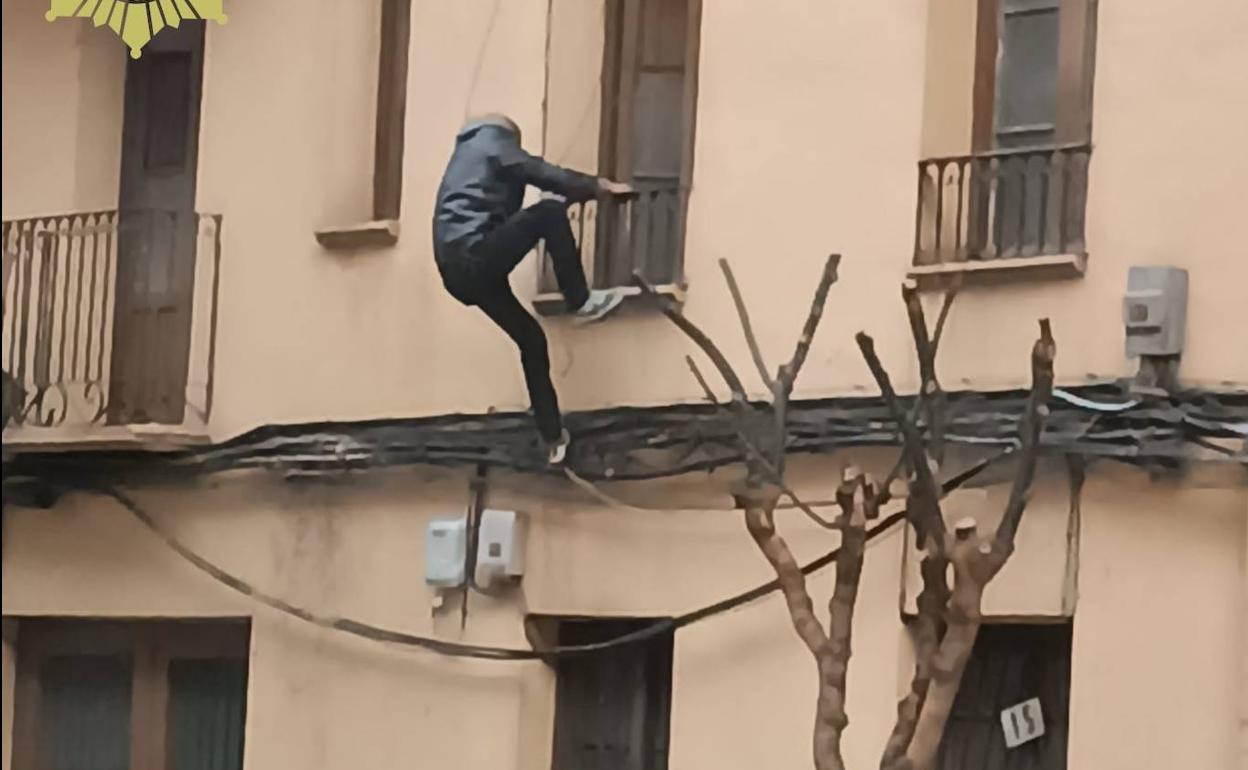 Imagen del hombre tratando de entrar en la vivienda de la calle Chile. 