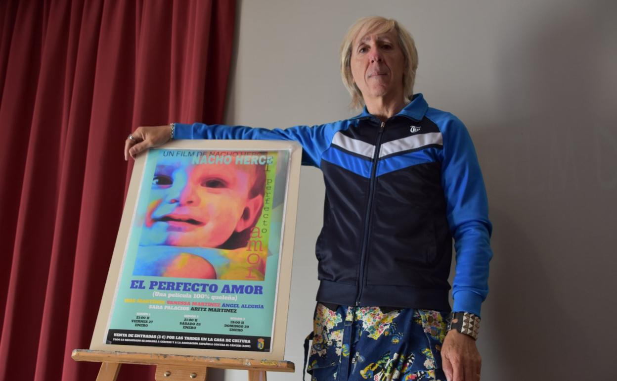 Nacho Herce con el cartel de la película 'El perfecto amor' en la casa de cultura de Quel. 