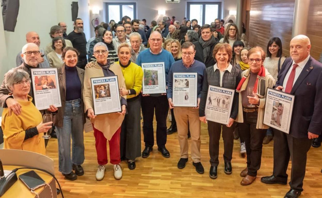 Los periodistas homenajeados posan junto a otros compañeros el martes en la celebración de San francisco de Sales. 