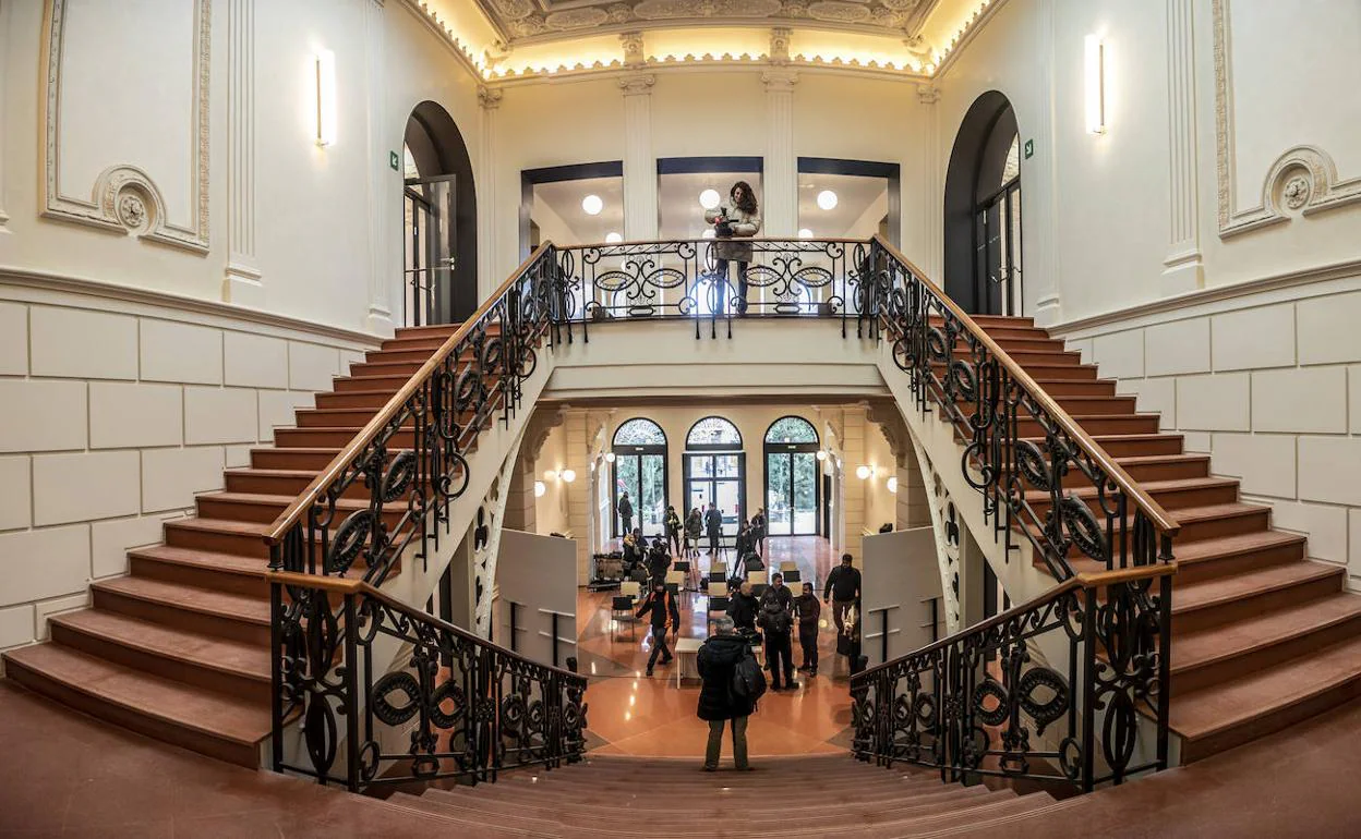 La escalera central, desde la entrada más noble al centenario instituto, vuelve a lucir como en el año 1914, y da la bienvenida a quienes estos días visitan el edificio coincidiendo con su puesta a punto. 