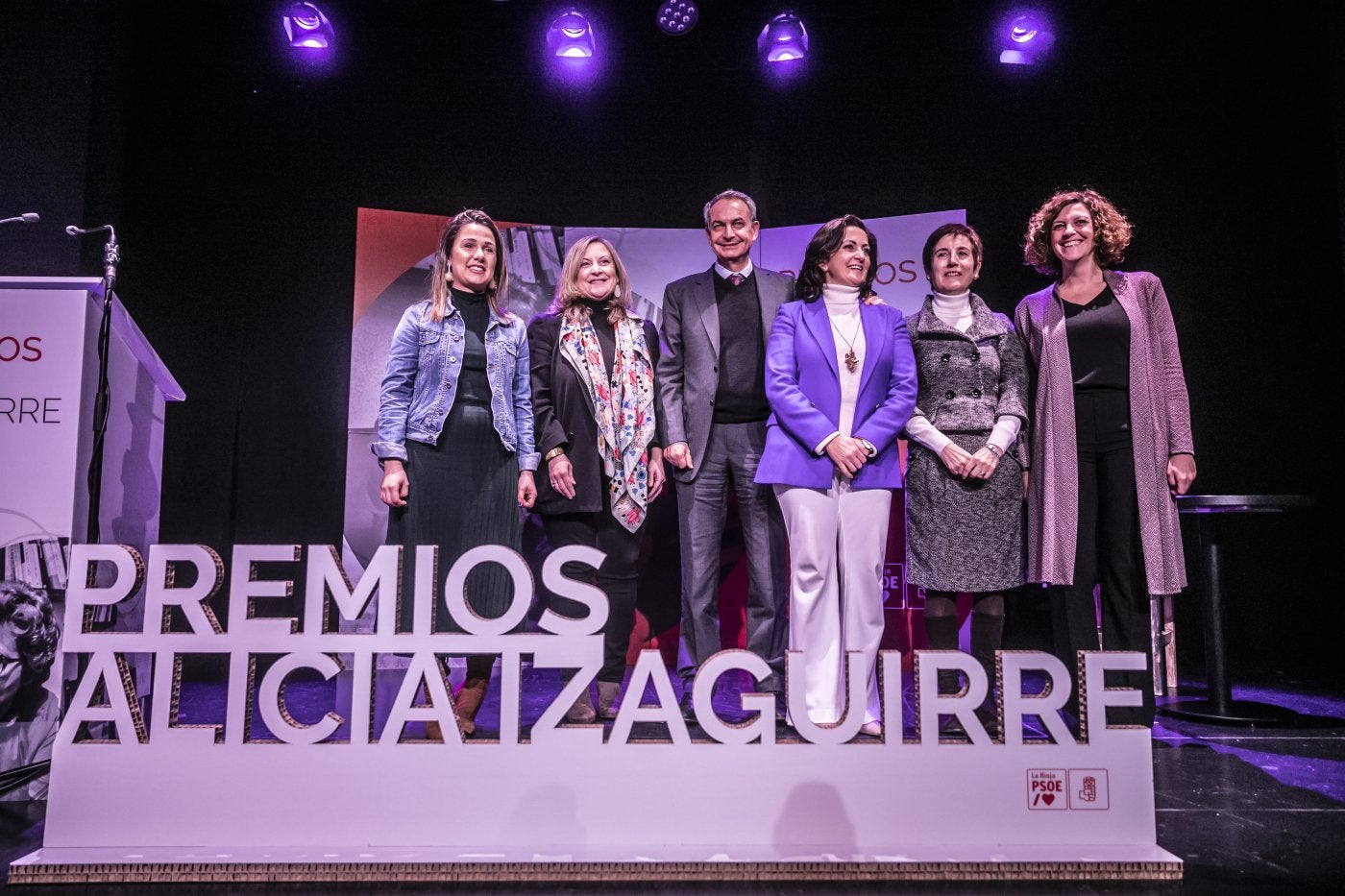 Zapatero y Ángeles Espinosa, junto a las autoridades en la entrega de los galardones. 