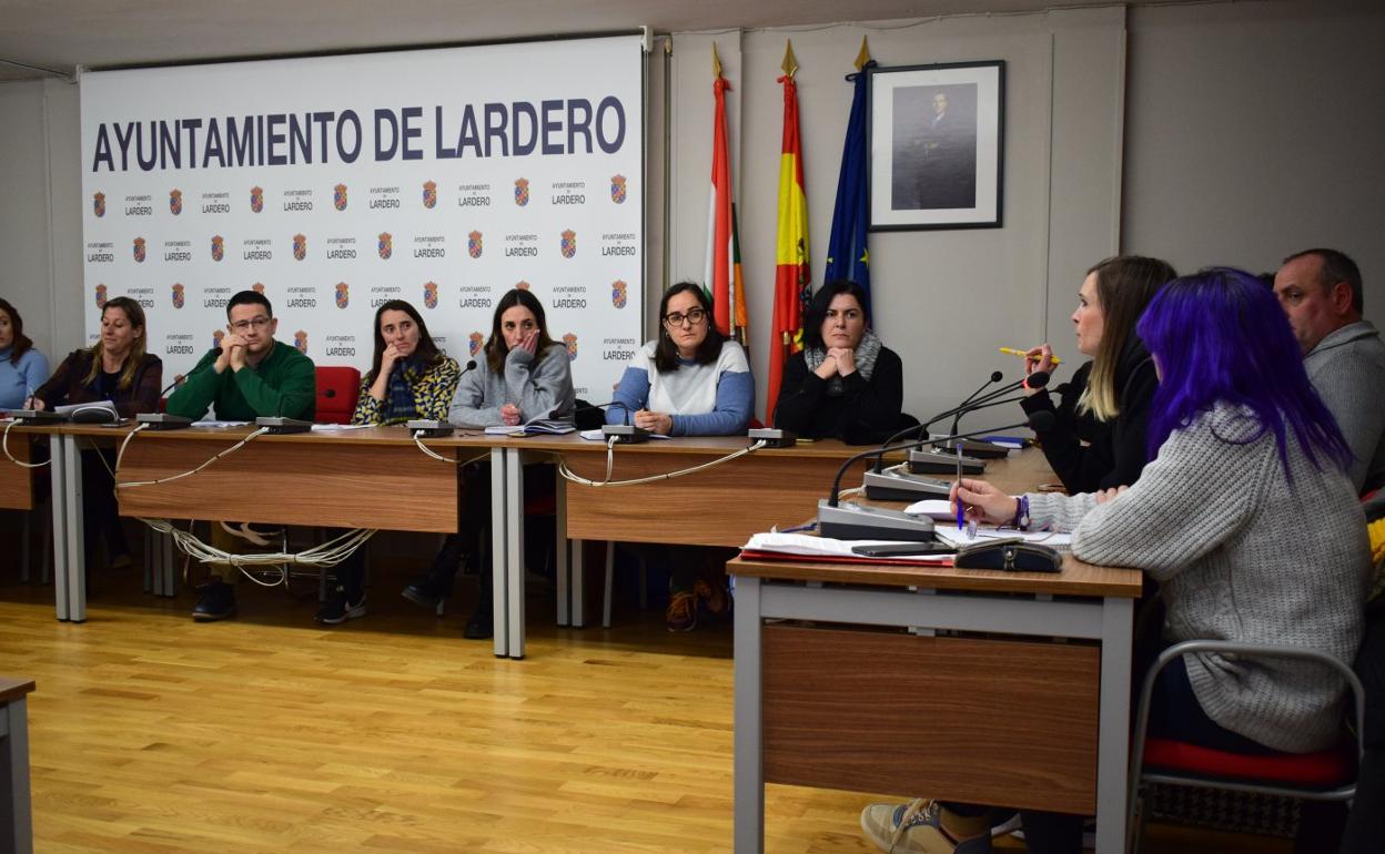A la derecha, las concejalas Maite González y Laura Bravo, las más activas en la oposición del pleno de ayer. 