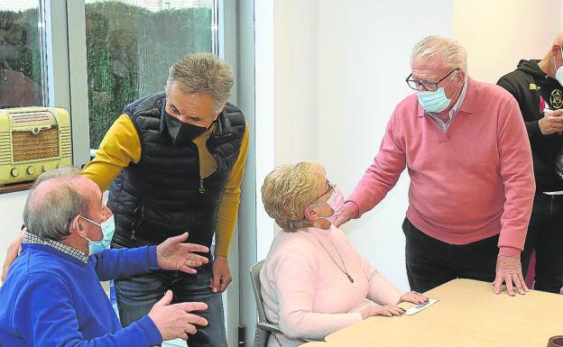 Los veteranos del Logroñés charlan con alguno de los participantes en el taller de reminiscencia. 