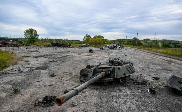 Una torreta de un tanque ruso destruido por fuego ucraniano.