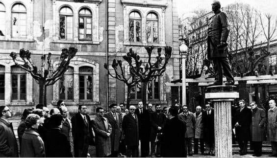 Reinauguración de la escultura, en su nueva ubicación y con su pequeño pedestal. 