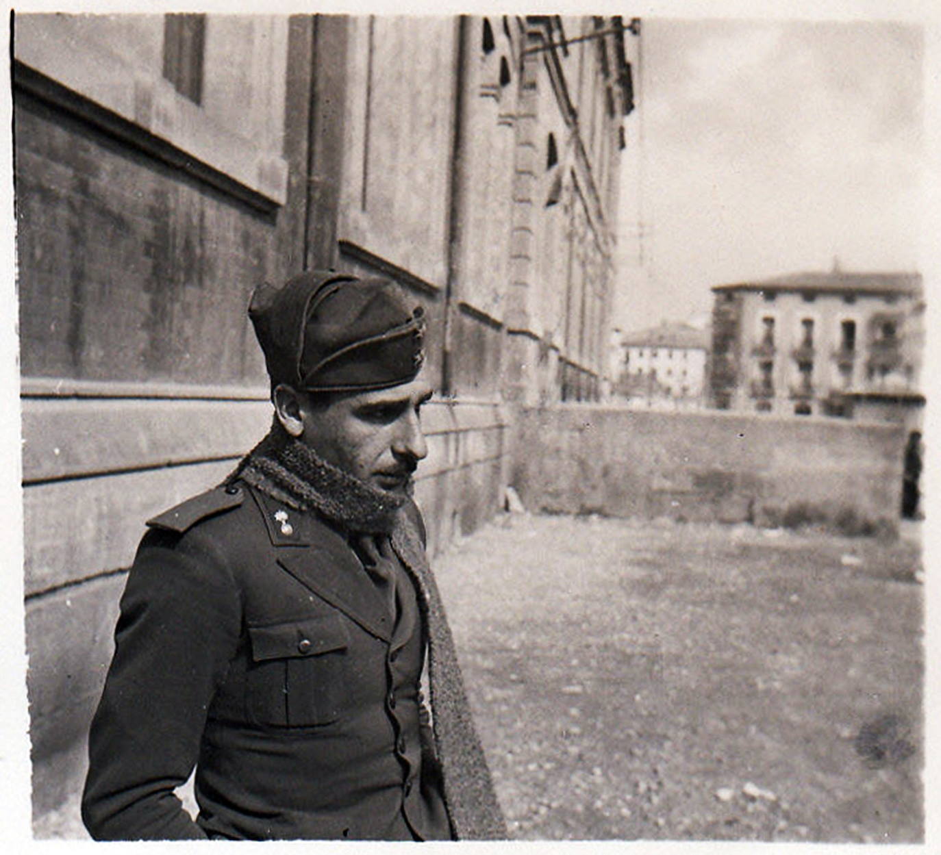 Militar italiano a las puertas del centro en 1937. 