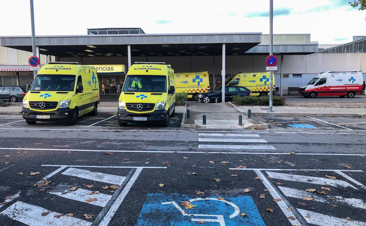 Ambulancias en el aparcamiento junto a Urgencias del San Pedro. 