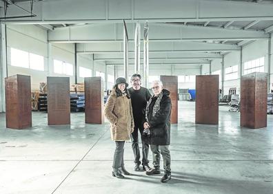 Imagen secundaria 1 - Paula Ruiz, Óscar Cenzano y Jesús Vicente Aguirre, satisfechos con el resultado que puede verse detrás en unos almacenes de la vecina localidad de Navarrete. 