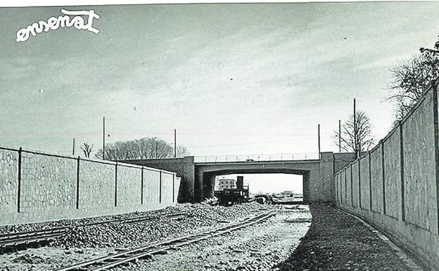 Trinchera ferroviaria, con el paso al fondo, en el nudo hoy 