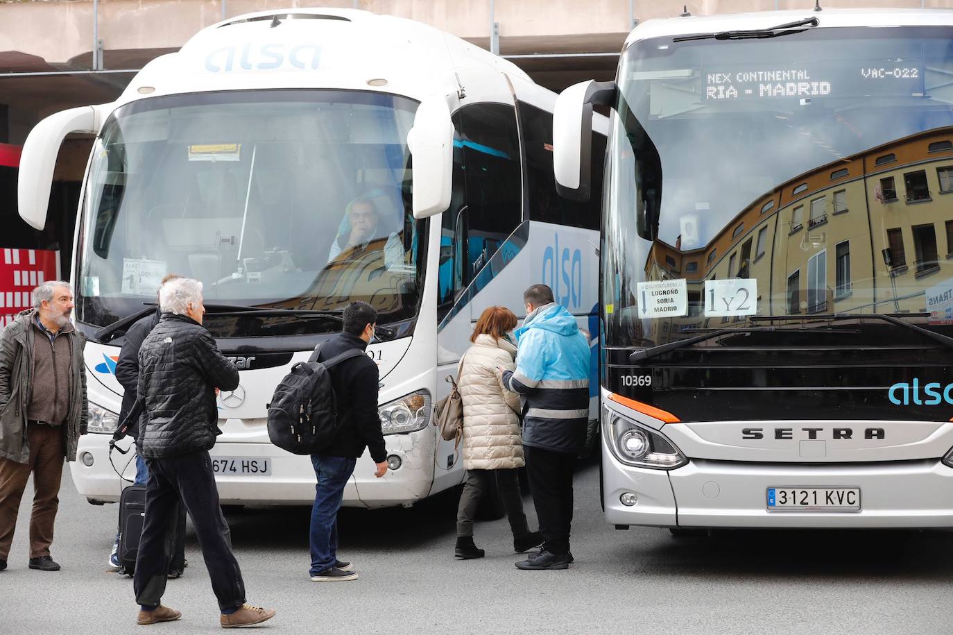 Viajeros tomando este miércoles el autobús hacia Soria y Madrid. 