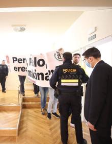 Imagen secundaria 2 - Arriba, los trabajadores de Bosonit y las protestas de los miembros de la Junta de Personal. Abajo, el pleno y más protestas. 