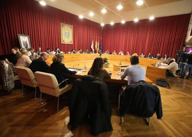 Imagen secundaria 1 - Arriba, los trabajadores de Bosonit y las protestas de los miembros de la Junta de Personal. Abajo, el pleno y más protestas. 