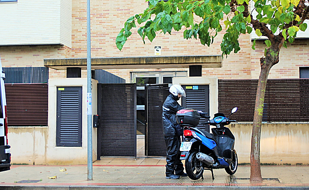 Portal del número 5 de la calle Río Linares de Lardero donde fue asesinado el niño Alex. 