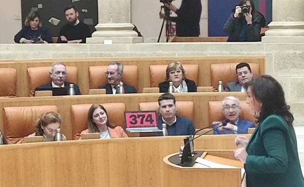 Concha Andreu, durante la sesión del Parlamento de este jueves. 