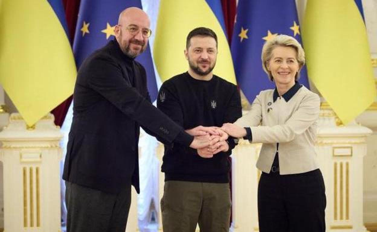 Charles Michel, Volodímir Zelenski y Ursula von der Leyen, este viernes en Kien