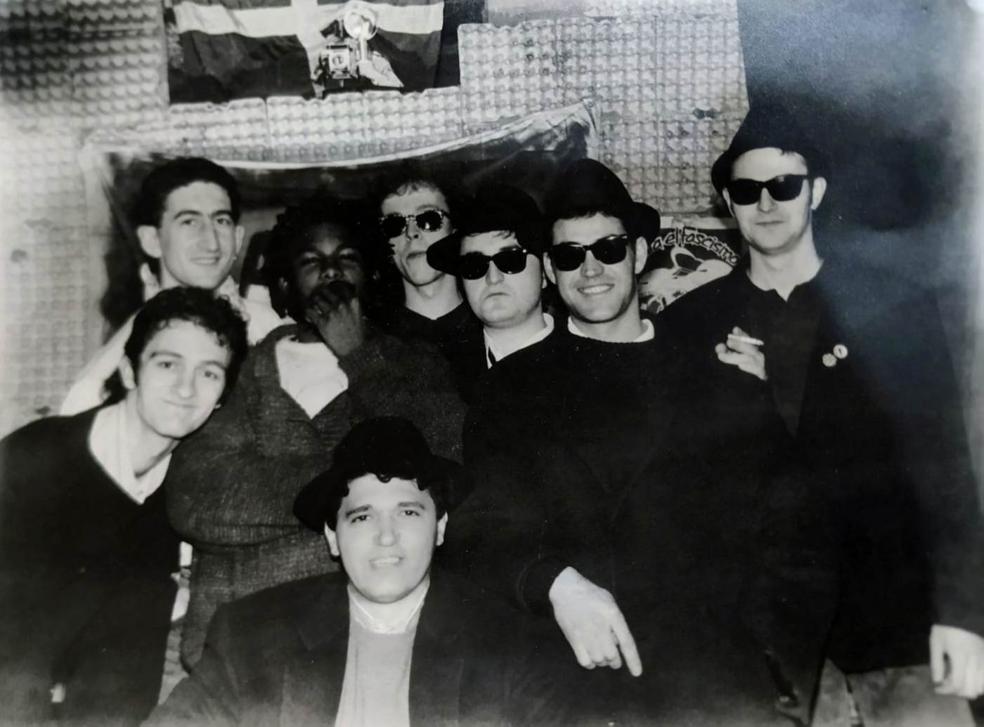 Integrantes de Banana Boats en el local de ensayo en sus inicios. 