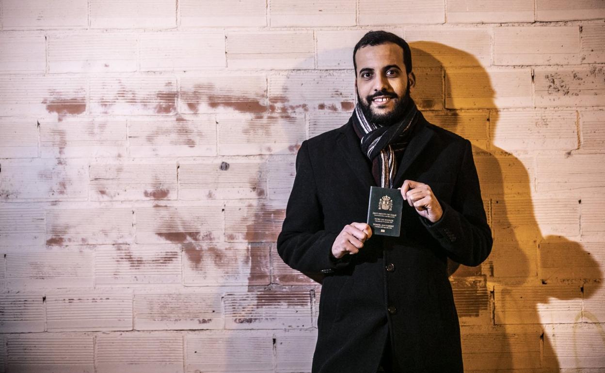 Hmednah muestra su pasaporte, expedido por Argelia, que le permite viajar sin problemas pese a su condición de apátrida. 