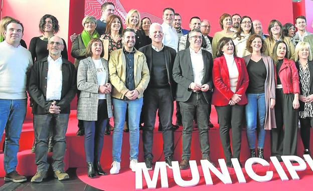 Los candidatos socialistas a alcaldes de los treinta municipios más grandes de La Rioja posan al término del acto en Riojafórum con Patxi López, Concha Andreu y María Marrodán (centro). 