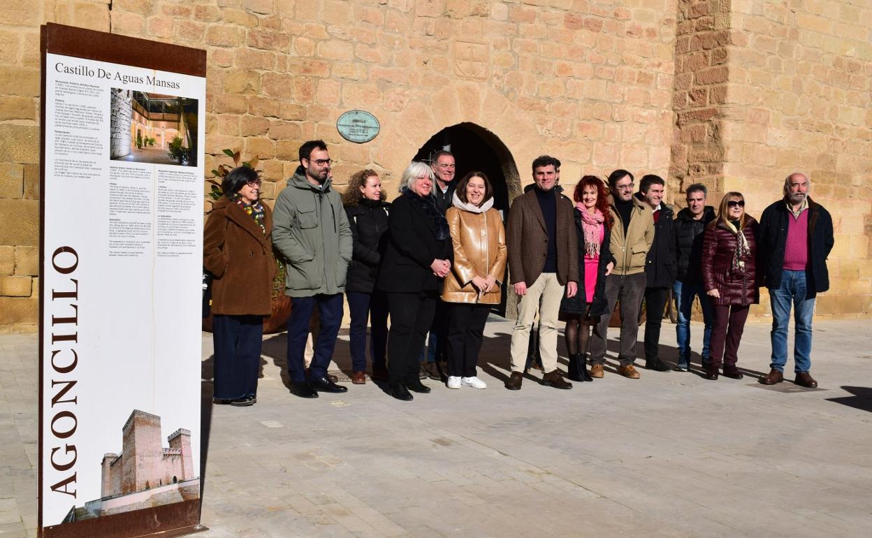 Organizadores y colaboradores del programa 'Aprender' posan en el castillo Aguas Mansas de Agoncillo. 