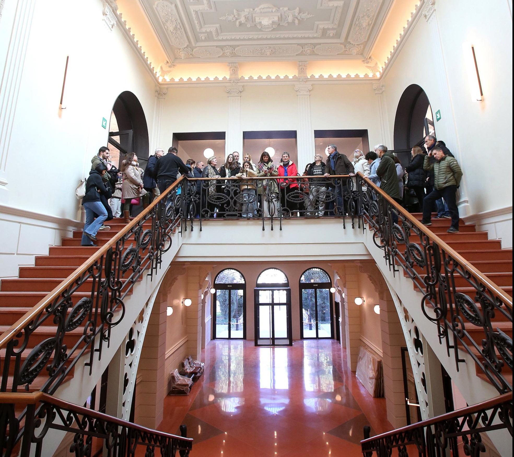 Un grupo de visitantes, buena parte de ellos ex alumnos, en la emblemática escalera del instituto. 