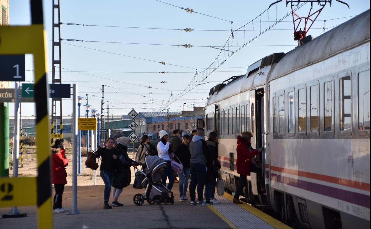 Viajeros suben al tren en Rincón de Soto. 