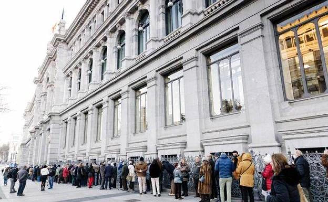 Colas en el Banco de España para comprar Letras del Tesoro