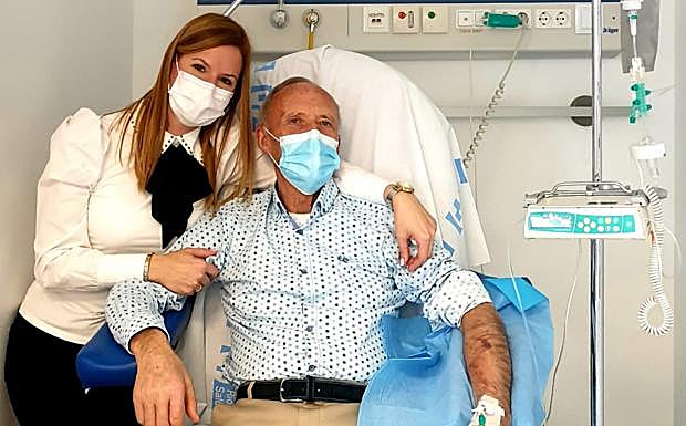 Raquel, junto a su padre, durante la sesión de tratamiento que le administraron ayer por primera vez en el Hospital de Calahorra. 