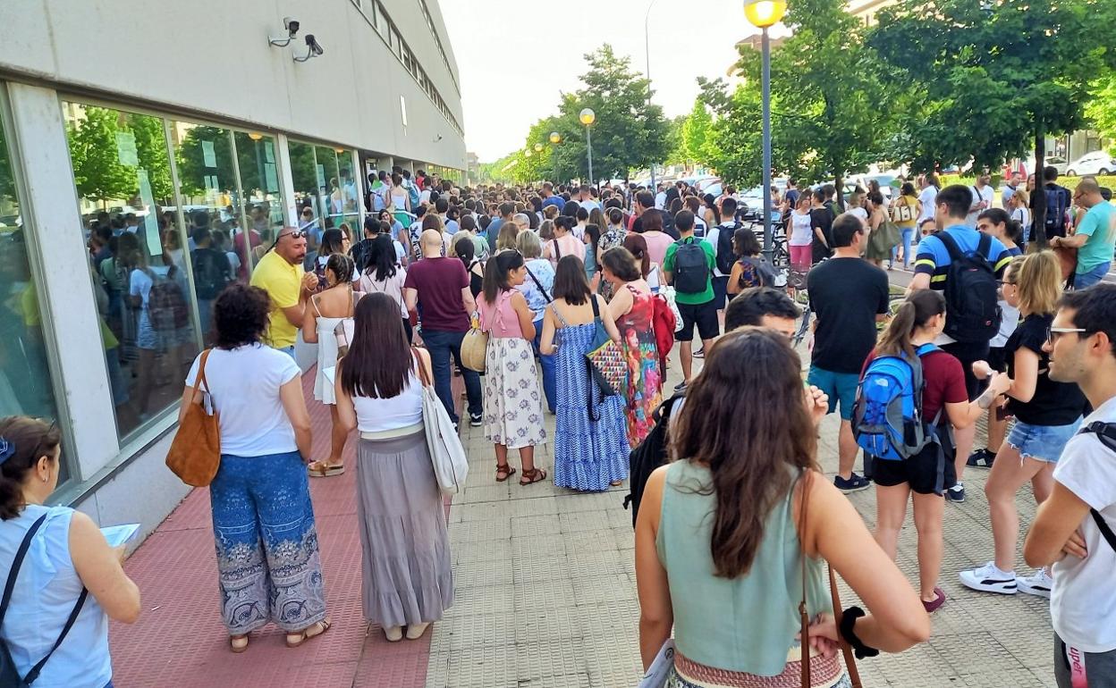 Aspirantes a una plaza de oposición en Primaria, en junio pasado. 