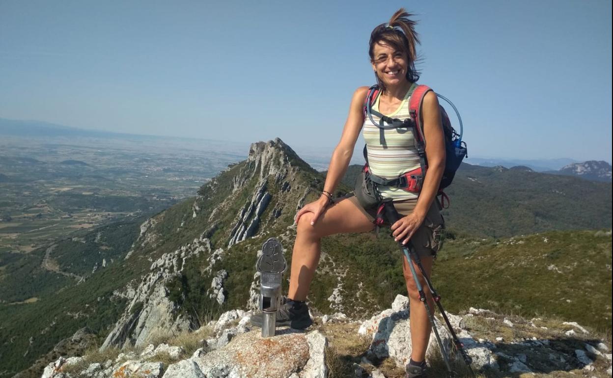 Laura Izquierdo posa en la cima Mendegorri (1.287 m.), en la Sierra de Cantabria. 