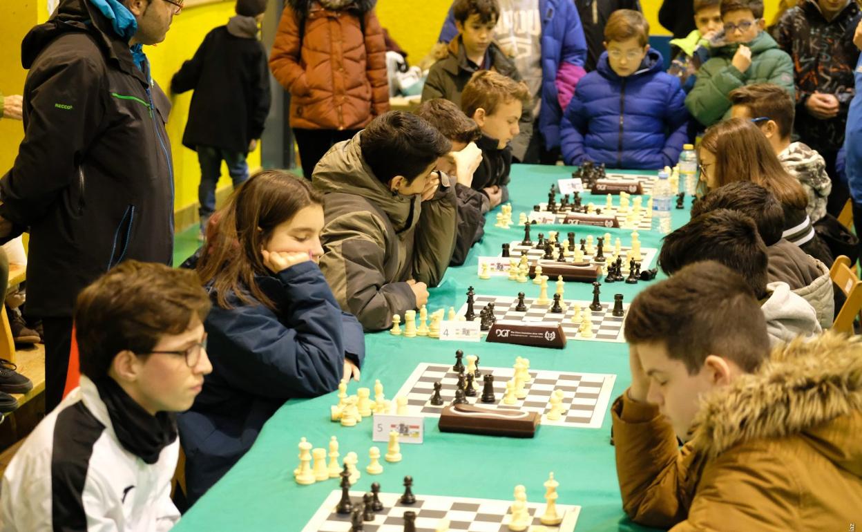 Abrigados y pensativos frente a los tableros. 