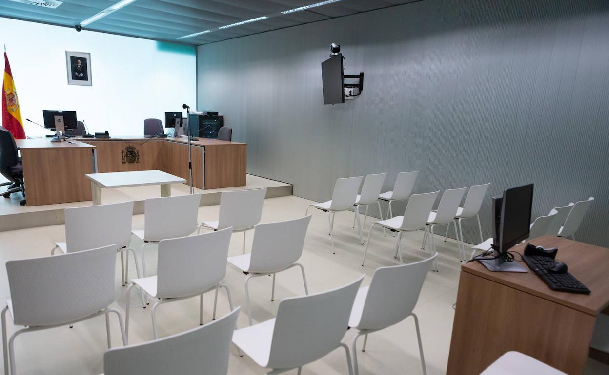 Sala de vistas de los juzgados de Logroño, vacía. 