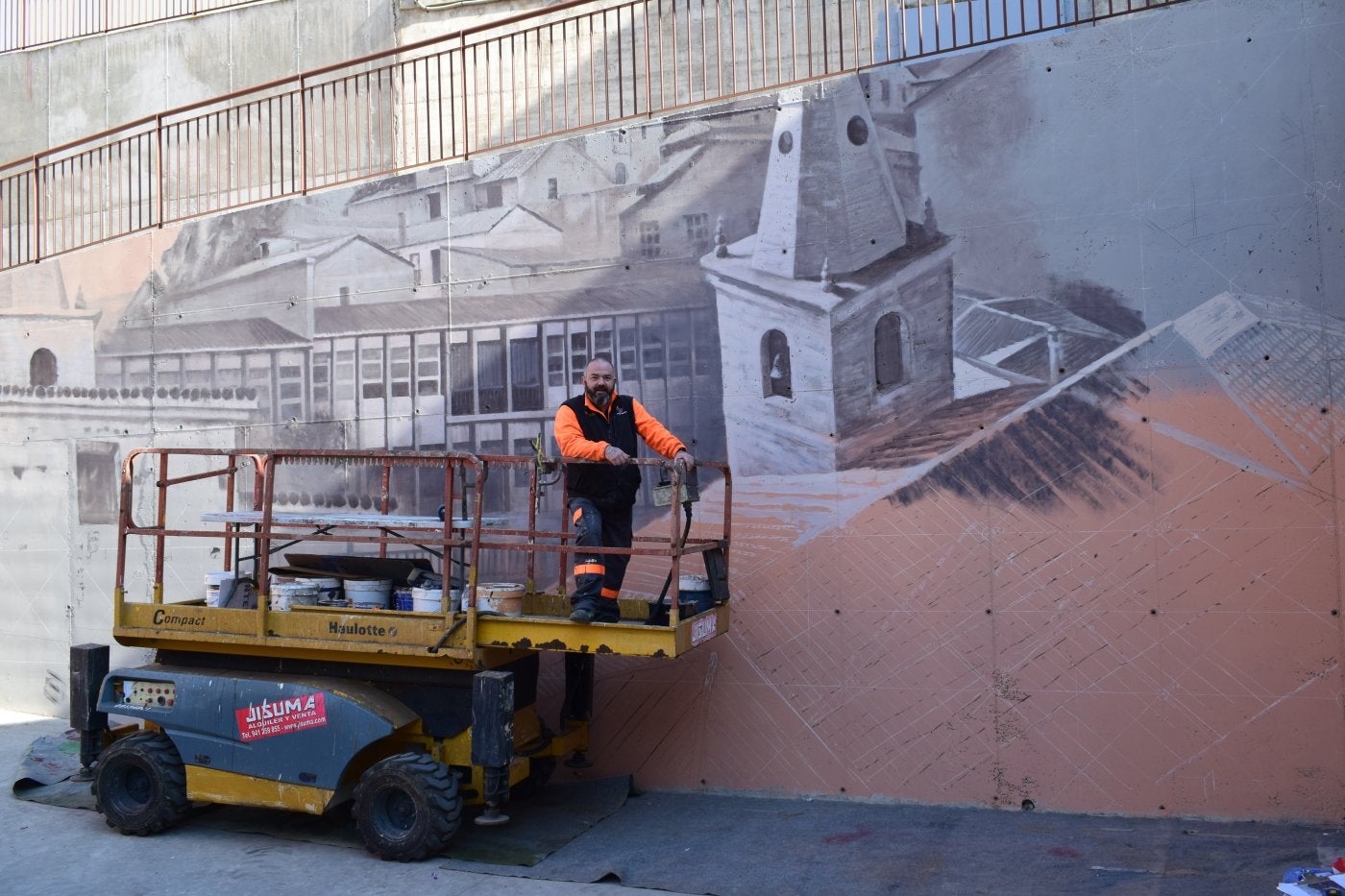 Carlos Corres, durante el proceso de elaboración del mural en la calle La Carrera de Albelda de Iregua. 