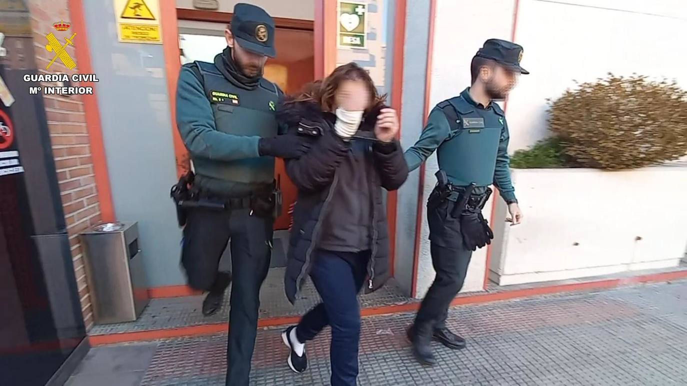 Dos agentes trasladan a la detenida, que ya está en prisión. 