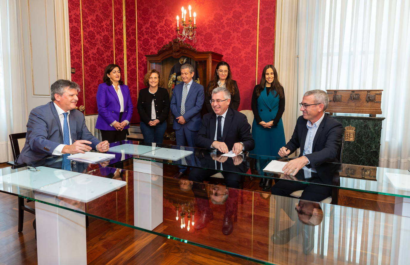 Firma del acuerdo sobre terrenos para el Centro Nacional de Tecnologías del Envase, una de las grandes inversiones financiadas con fondos europeos. 